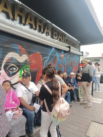 Las personas pudieron sentarse mientras esperaban en la fila para entrar a la sucursal del Banco del Bienestar / Josefina Ruiz