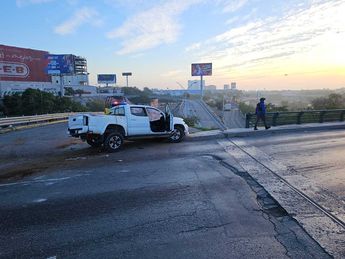 La camioneta quedó a pocos metros de caer al vacío, sobre el puente que conecta con avenida Morones Prieto. | Fabricio Gallegos
