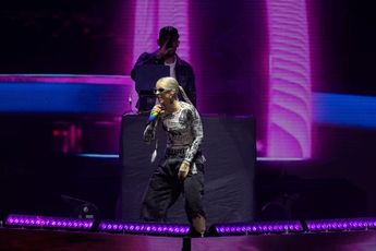 Fue durante el tema de "FINA" donde comparte créditos con Bad Bunny, cuando bajo del escenario para cantar de cerca junto a los fans. | Cortesía