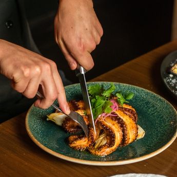 Kapú cuenta con una amplia variedad de platillos, bebidas y postres.