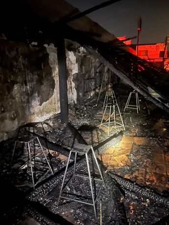 Debido a que el fuego no solo consumió el interior del restaurante, sino que también alcanzó postes de energía eléctrica cercanos.