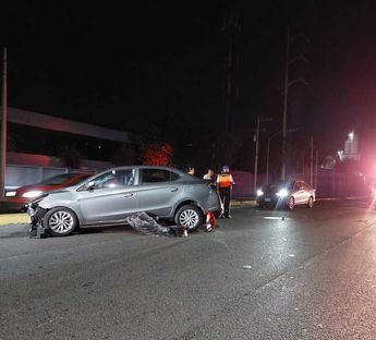 Un auto chocó contra un barandal sobre la avenida Morones Prieto. | Leyda Estrada