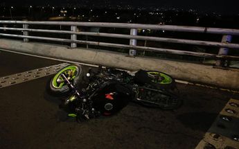 Motociclista cae de puente / Enrique Luna