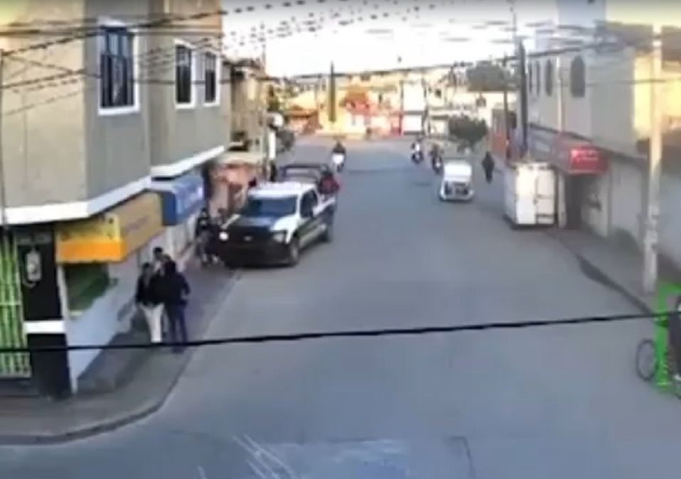 El accidente fue grabado por una cámara de seguridad y el video muestra cómo los policías arrollaron a la mujer y su hija / Fernando Cruz