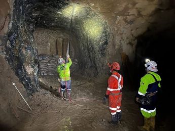 Rescatistas buscando a los mineros en Sinaloa