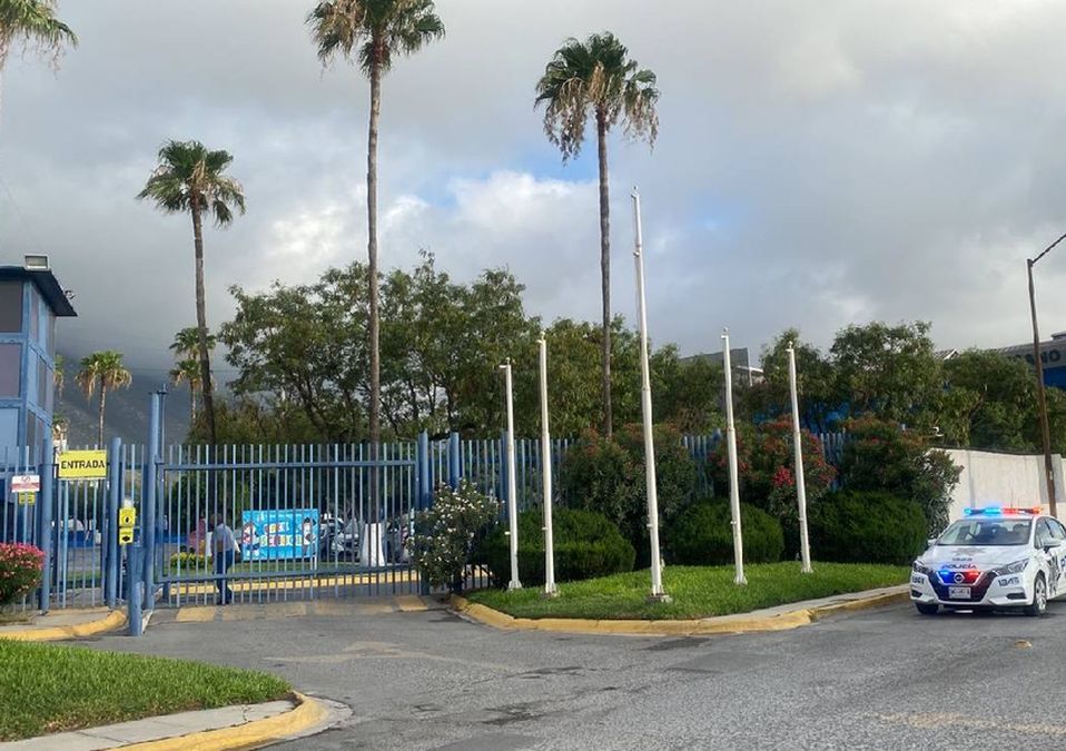 Resguardan colegio en San Nicolás por presunta amenaza de tiroteo. | Sandra González