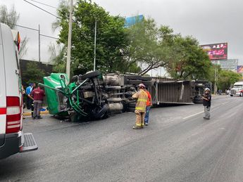 El accidente obstaculizó la lateral de la avenida Fidel Velázquez. | Pamela Villanueva