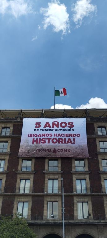 Manta de Morena en el Zócalo/ Especial