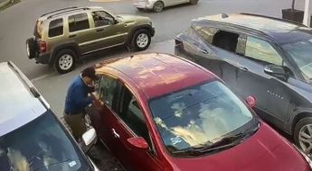 El delincuente robando el segundo auto en menos de 30 segundos. | Cortesía