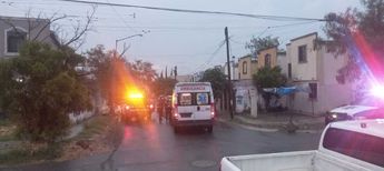 Tras el ataque, al sitio acudieron los paramédicos quienes confirmaron la muerte la mujer. | Leyda Estrada
