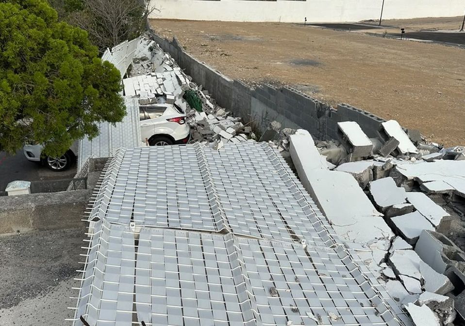 Vecinos denunciaron aparentes malas condiciones de la barda, que forma parte de un área residencial aún en construcción.