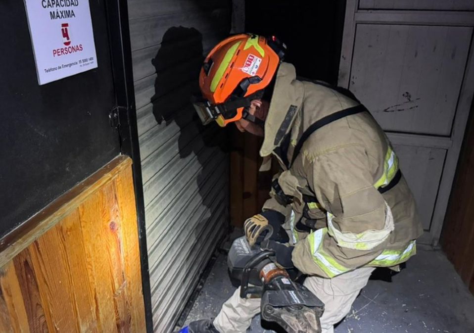 Tras las labores de rescate, los siete hombres salieron por sus propios medios. | Cortesía Protección Civil de NL