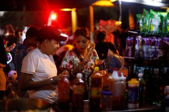 Las calles del centro de Monterrey se llenaron de asistentes a la Macroplaza. / Jorge López