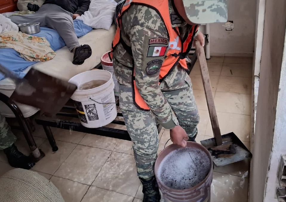 Militar en labores de limpieza por inundaciones en Chalco | Amílcar Salazar Méndez