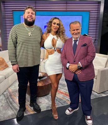 Conductores de 'El Gordo y La Flaca' con Ninel Conde.