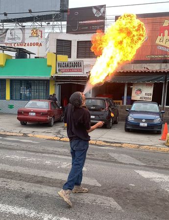 Tragafuegos de León realiza peligrosa actividad para obtener dinero extra; trabaja en una empresa automotriz