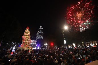El encendido del árbol de Navidad en Puebla suele acompañarse por un espectáculo de pirotecnia / Agencia Es Imagen