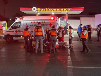 Paramédicos atendieron a una policía de Tránsito que fue atropellada por la conductora. | Miranda Arias