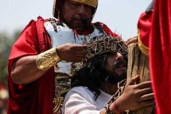 Flagelan a Jesús en la representación 181 del Viacrucis de Iztapalapa | Araceli López