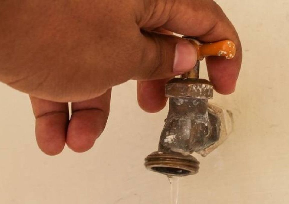 Mientras la CFE realiza trabajos para identificar y reparar la falla, se estima que dejaron de producirse al menos 240 litros de agua por segundo.