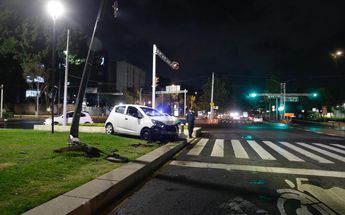 Auto estrellado en Paseo de la Reforma / Enrique Luna