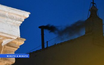 Humo emanado por la chimenea de la Capilla Sixtina durante la elección del nuevo Papa | Especial