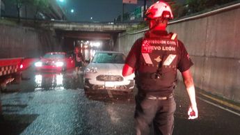 Cuerpos de rescate tuvieron que realizar maniobras para rescatar a personas de los autos varados. | Fernanda Pérez