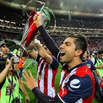 Rodolfo Pizarro levantando la Copa MX con Chivas. | Foto: Rodolfo Pizarro vía Facebook.