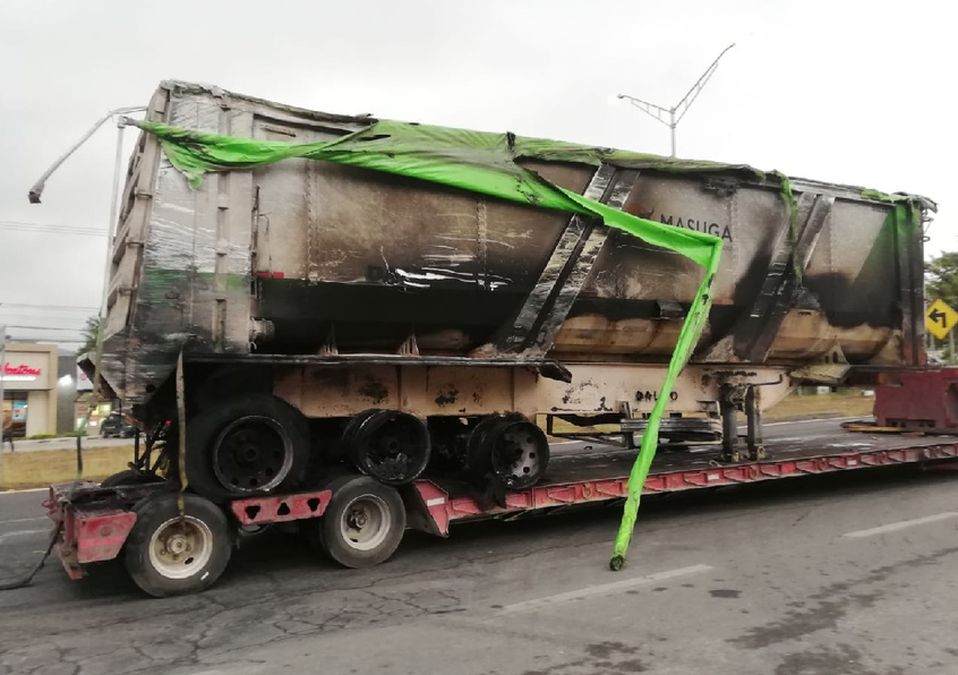 Incendio de tráiler en Carretera Nacional. / Agustín Martínez