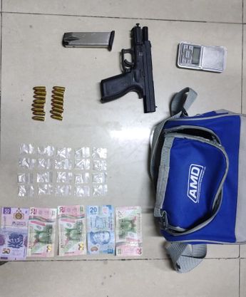 Objetos decomisados al detenido. | Cortesía