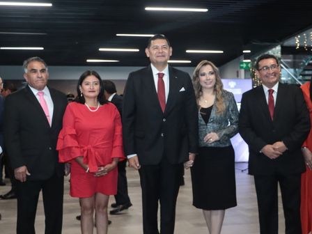 Alejandro Armenta acompañado por diputados locales y su esposa, Ceci Arellano, en el primer informe de gobierno | Es Imagen