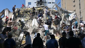 Personas apoyando a afectados tras sismo en Colombia. | Agencia AFP