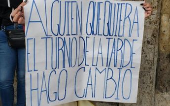 Los estudiantes incluso han hecho carteles para visibilizar su problema, esperando tener algo de suerte / Pablo Núñez