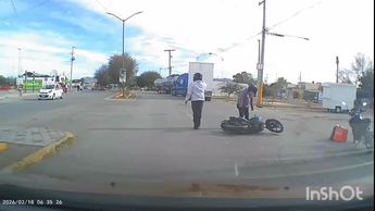 Milagro en Gómez Palacio: Motociclista sobrevive tras quedar a centímetros de morir bajo un remolque