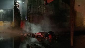 El incendio se registró dentro de una empresa de refrescos.| Especial