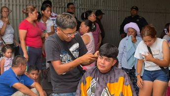 Ante la falta de luz un joven barbero tuvo que buscar la manera de sacar adelante su negocio. | Víctor González Garza