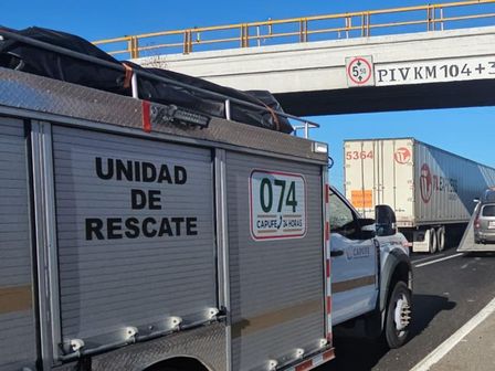 Unidad de rescate ayuda en uno de los siniestros viales que dejó sin vida a un hombre en la autopista México-Puebla / Daniel Hernández