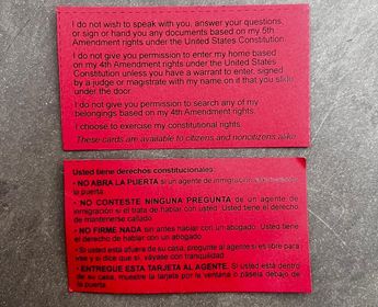 Tarjetas con los derechos de los migrantes en riesgo de deportación