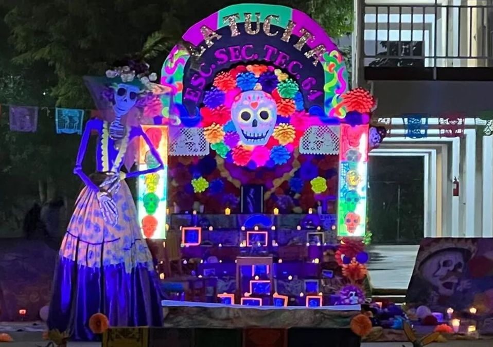 Honran a 'La Tucita' con altar de muertos en secundaria de Guadalupe