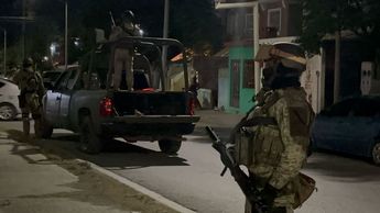 Hombres armados a bordo de una camioneta habrían perseguido a la víctima hasta su casa. | Ángel Mercado