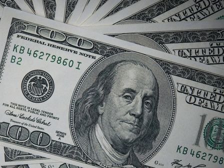 El valor del peso frente al dólar varía diariamente en México | Freepik