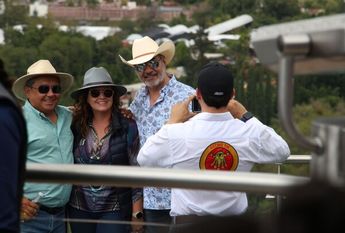 Turistas disfrutan el mirador de cristal en Atlixco | Agencia Enfoque