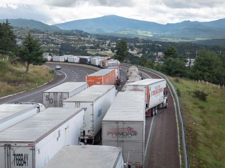 La autopista México-Puebla registra transito lento debido a un accidente registrado en la zona de Santa Rita Tlahuapan / Es Imagen