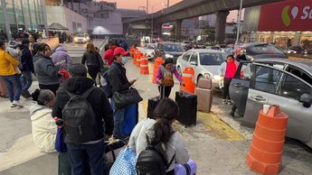 Personal de la Central de Autobuses espera más llegada de personas. | Fabricio Gallegos