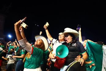 Aficionados celebran con emoción que México ganó. | Jorge López