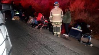 Pasajeros afectados por el accidente junto a sus pertenencias | Especial