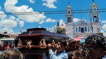 Los seis féretros fueron llevados a una iglesia para realizar la misa de cuerpo presente y después partir hacia el panteón | Agencia Es Imagen