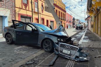 Así quedó el Audi A4 luego del encontronazo con un poste que se registró en pleno Centro Histórico de Puebla / Es Imagen