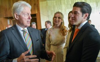 Samuel García platicando con Bill Clinton | Especial