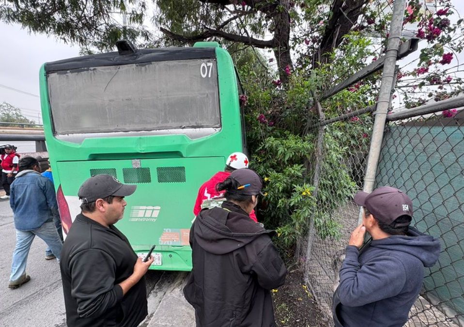 Fue necesario romper un vidrio del camión para poder sacar a la mujer lesionada.| Fabricio Gallegos
